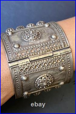 ANTIQUE 19th CENTURY ETHNIC HINGED SILVER CUFF BRACELET Middle eastern