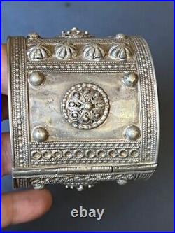 ANTIQUE 19th CENTURY ETHNIC HINGED SILVER CUFF BRACELET Middle eastern